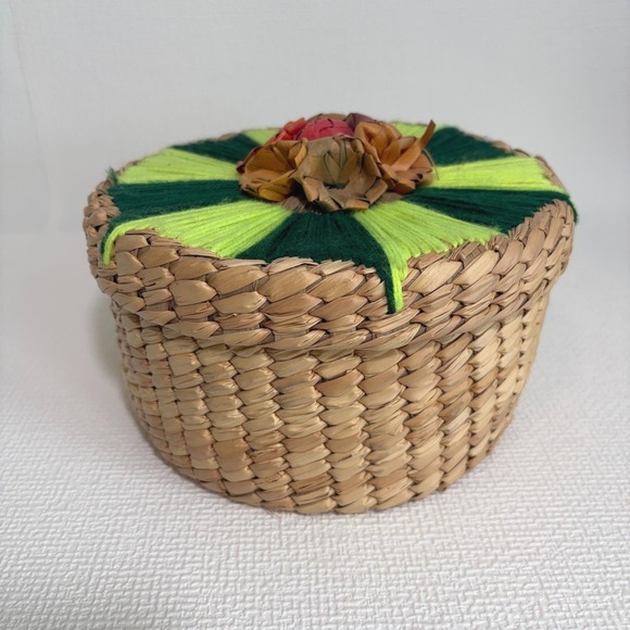 Unbranded Other - Handwoven Round Straw Basket Hinged Lid Green Yarn Sunburst Floral Boho Decor